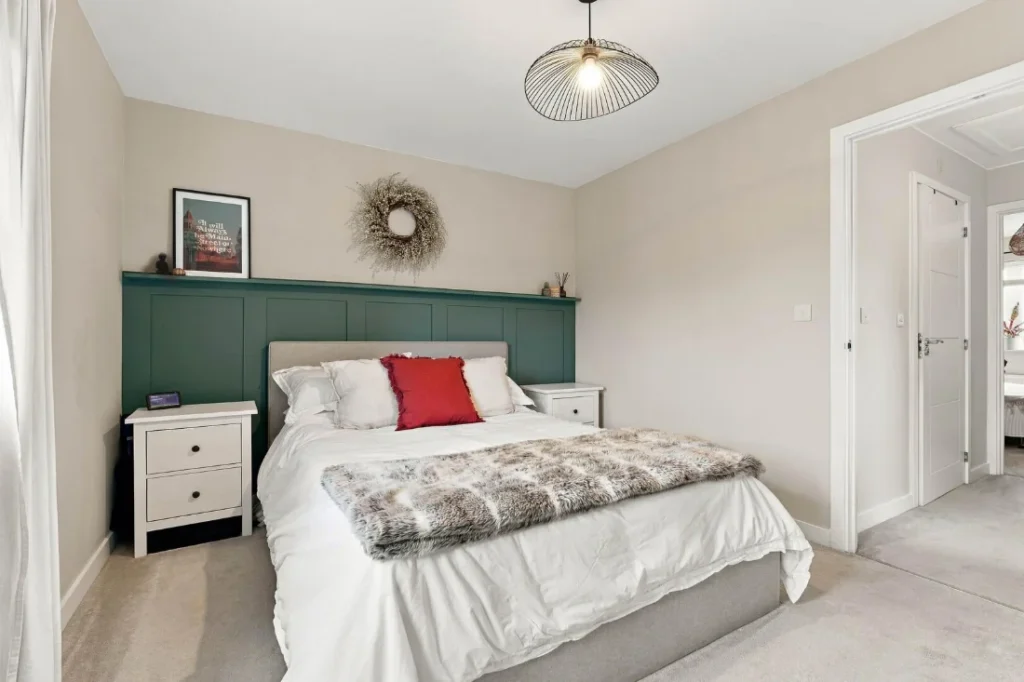 Double bedroom with a green panelled feature wall